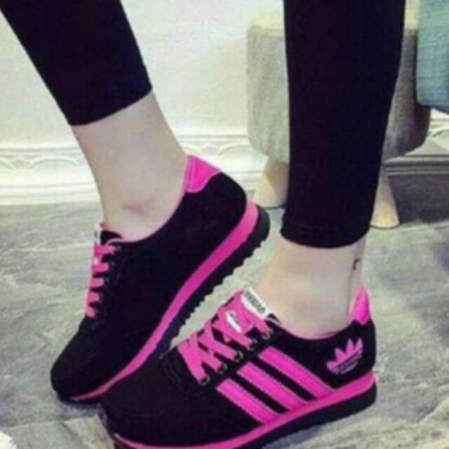Sepatu kets adidas