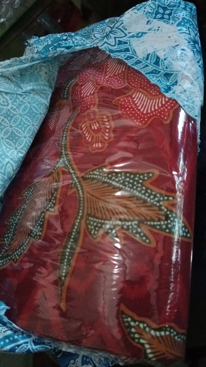Kain Batik Solo Motif Merak Dasar Merah ( Primissima )