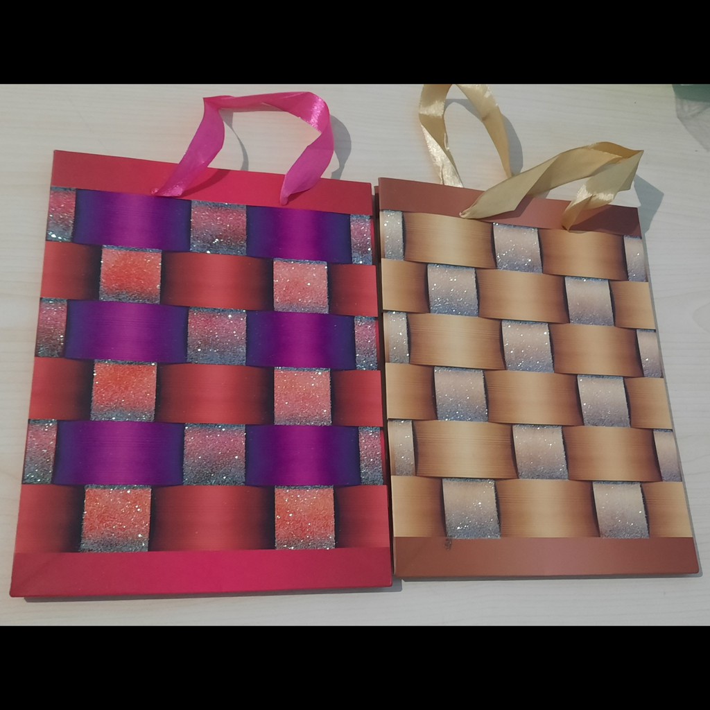 

Paper Bag/ Goodie Bag/Hand Bag Kertas / Tas Serbaguna Exclusive Glitter Kotak Kotak