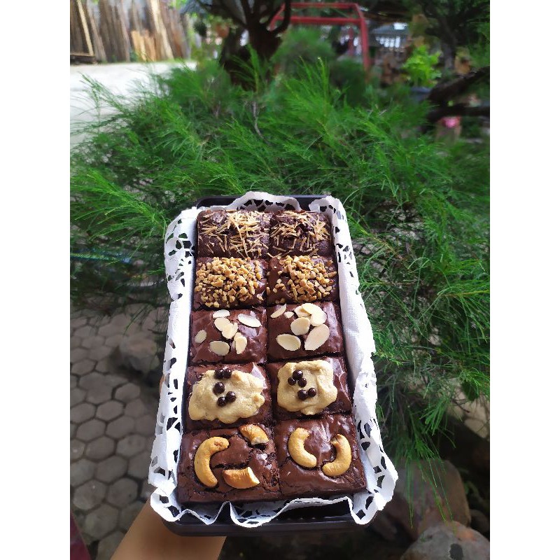 

FUDGY BROWNIES By Kuekopi FRESHLY BAKED
