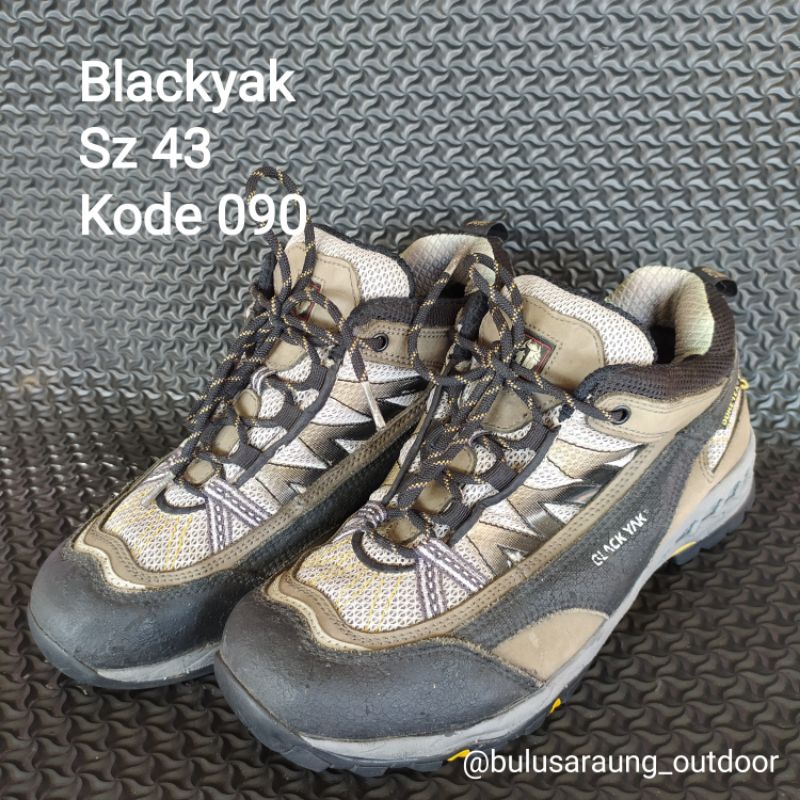 sepatu outdoor second kode 090 merk blackyak