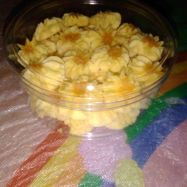 

Kue semprit selai nanas