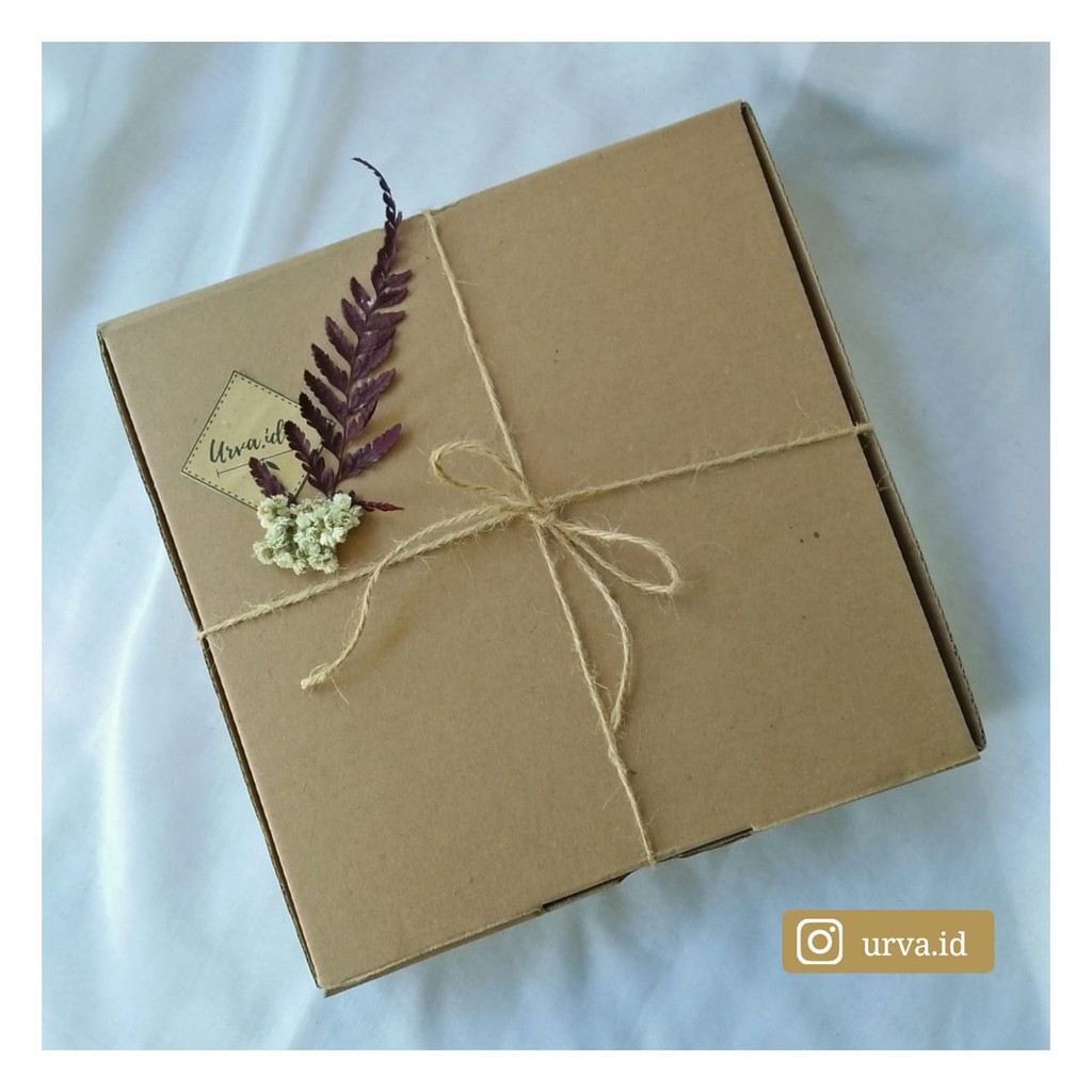 

Packing lengkap/ Kotak hampers/ Kotak Kado/ Gift Box/ Kotak Pizza/Kotak Packing 20 X 20 X 5 cm