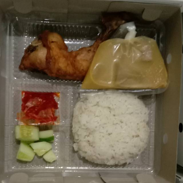 

Nasi ayam sayur sambal plus lalapan