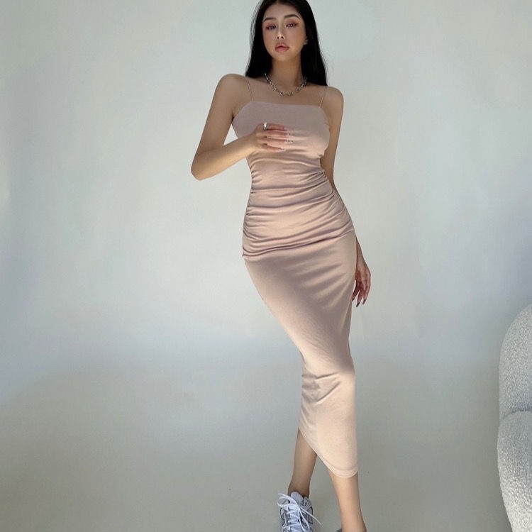 Red Gaun backless seksi dan feminin dari Eropa dan Amerika menunjukkan sosok, pinggang dan pinggul, gaun suspender elastis