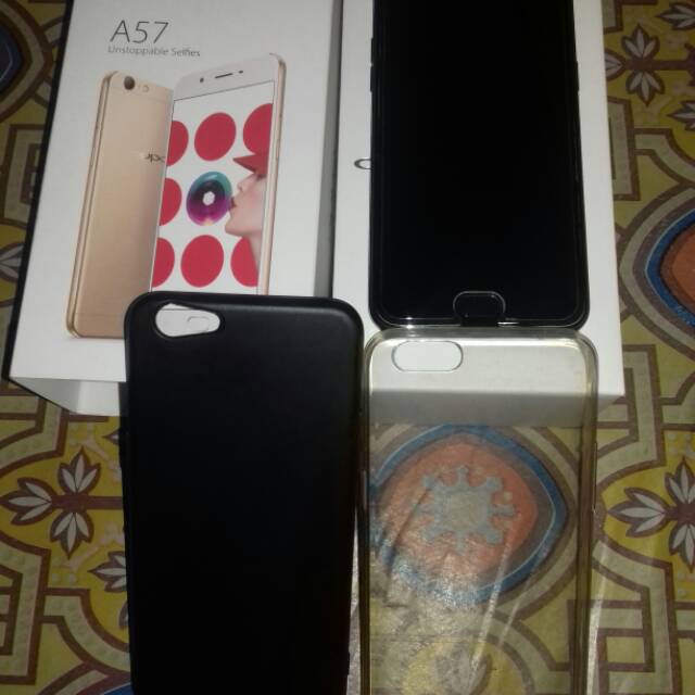 Di jual oppo A57 black limitied edition lengkap dan masih ada garansi 10 bulan lagi.buka hrga 2,5 jt