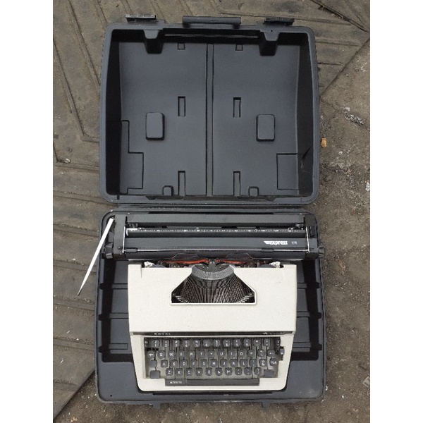 Mesin ketik portable ROYAL  jadul ukuran B5 manual klasik fungsi normal body mulus seperti baru sip