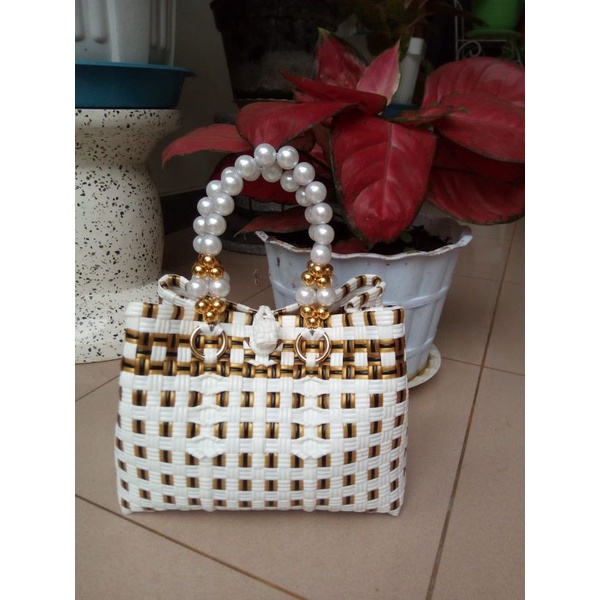 tas anyam jali handle mutiara