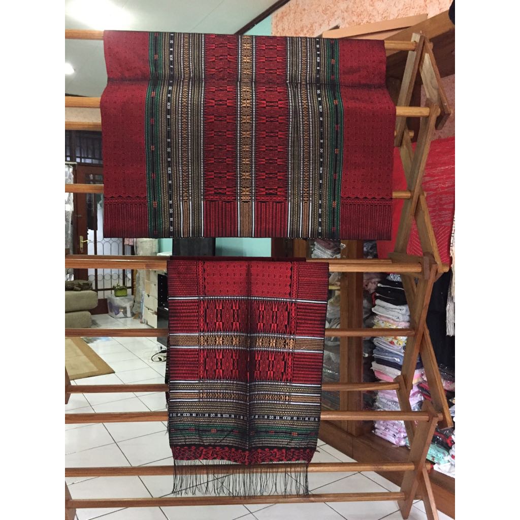 TENUN TARUTUNG TUMTUMAN MERAH DASAR HITAM | SONGKET BATAK