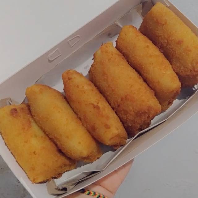 

RISOLES/RISOL SMOKED BEEF MAYONAISE, PASTEL SAYUR FROZEN FOOD (JAJANAN PASAR)