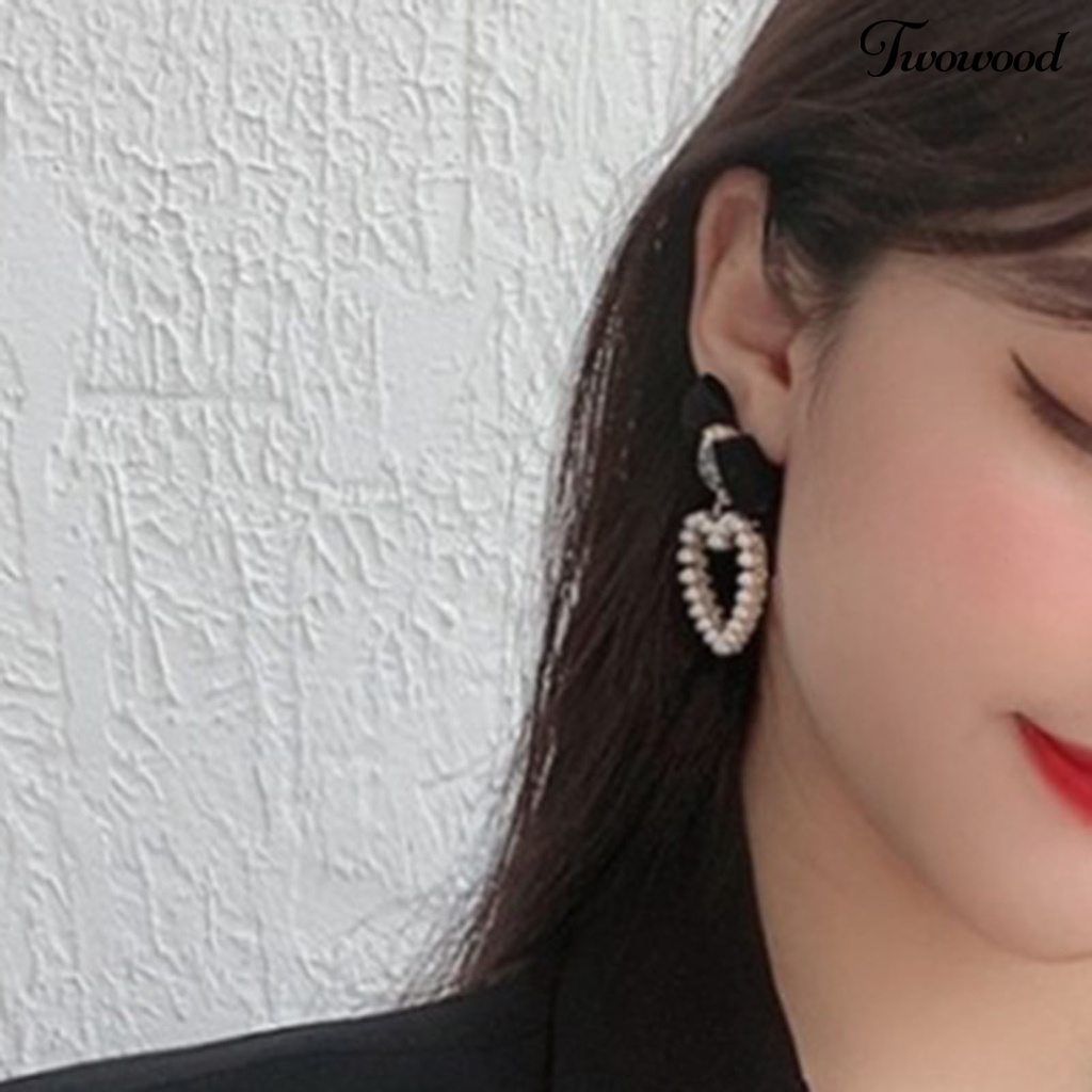 1 Pasang Anting Bentuk Pita Aksen Mutiara Imitasi Warna Hitam Gaya Retro Untuk Wanita