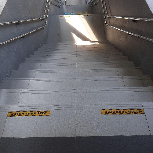 Safety Walk Tape Anti Slip Lantai Tangga / Anti Licin - Kuning Hitam Caution Watch Your Step