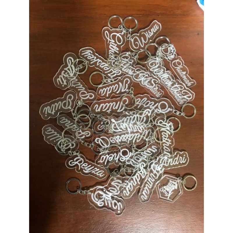 Gantungan kunci akrilik custom nama