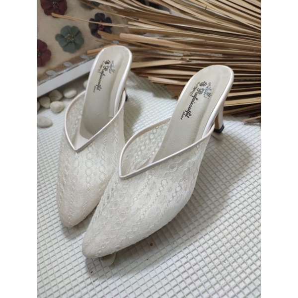 sepatu Johana warna putih tulang tinggi 7cm.lancip