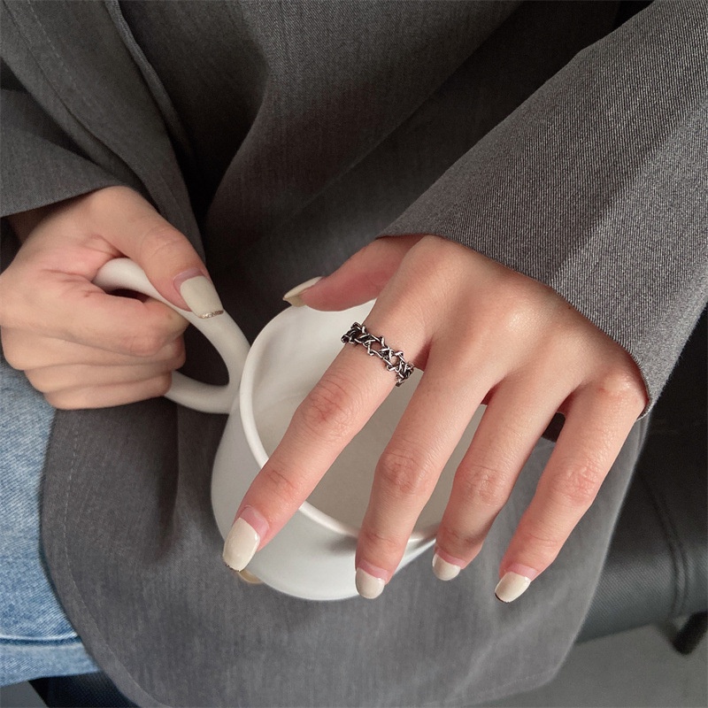 Cincin Model Terbuka Bahan Metal Desain Bintang Hollow Gaya Vintage Untuk Wanita