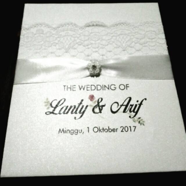 Kartu undangan pernikahan pita renda