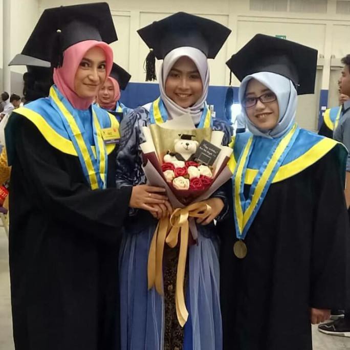 [[BISA COD]] buket bunga satin bekasi untuk wisuda, anniv, lamaran, kado, dll