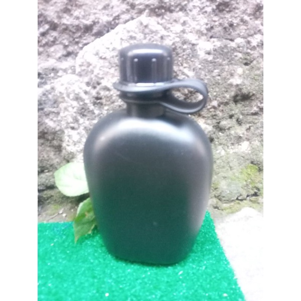 veples botol minum hitam