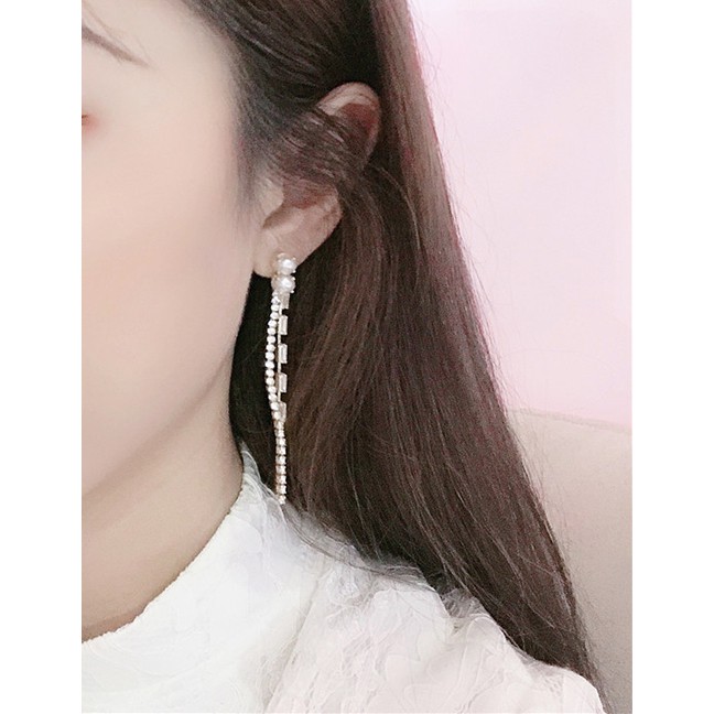 LRC  Anting Tusuk Fashion White Alloy Pearl And Diamond Earrings D28746