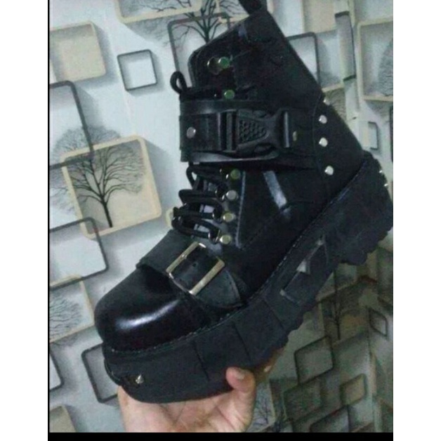 sepatu boots rock dengan asesoris stainless/ sepatu newrock/ sepatu panggung / sepatu touring koboi 