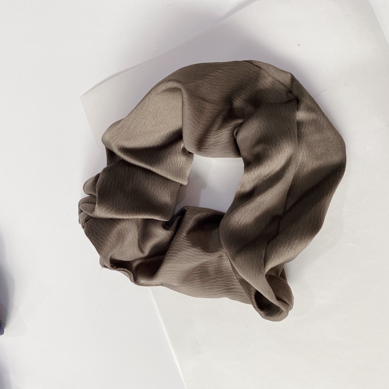 SATIN KOREAN BIG SCRUNCHY / IKAT RAMBUT KOREA BESAR / SCRUNCHIES / JUMBO / CEPOLAN HIJAB SUPER BESAR-Brown