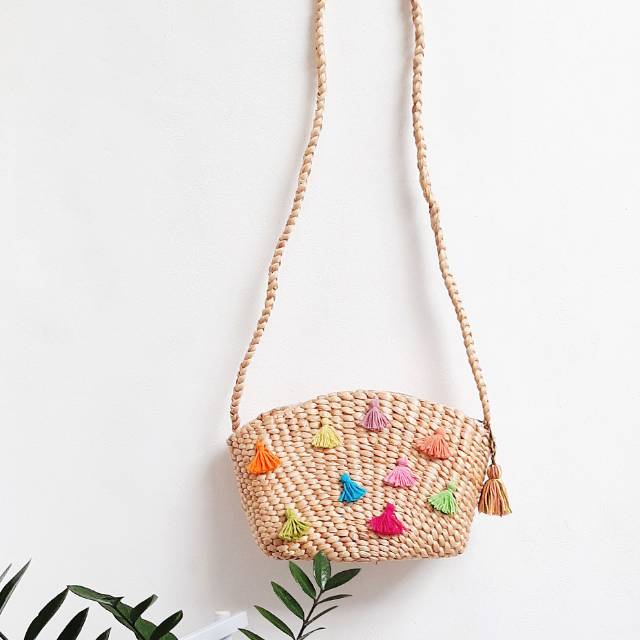 Tas Anyam eceng gondok bentuk kerang