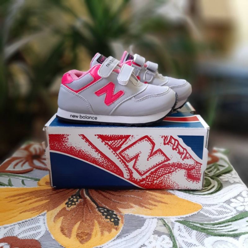 Sepatu sneakers anak N_B perekat laki laki dan perempuan