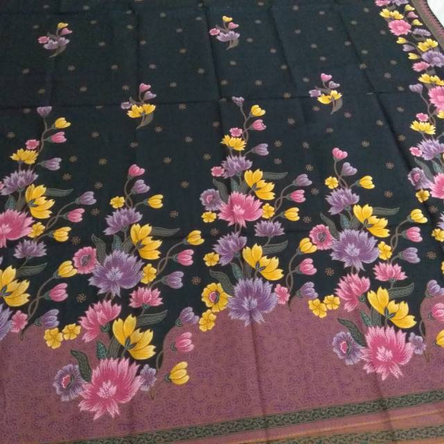 Kain batik jarik hitam manis motif bunga mawar kecil marun