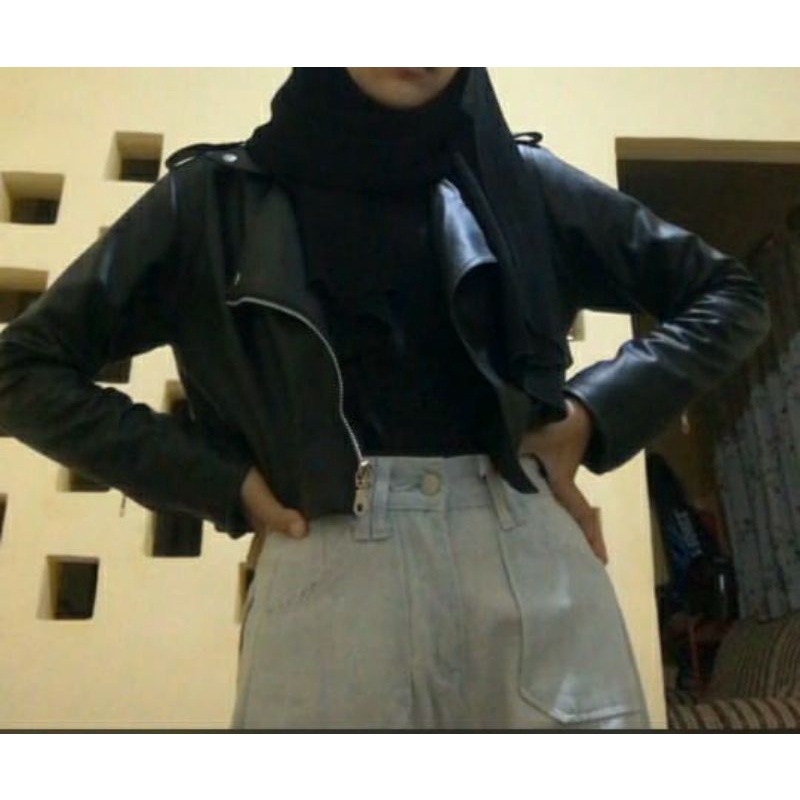 Jaket Semi Kulit Sintetis Viena Lati Premium Crop Top Women Black Hitam Faux Synthetic Leather Jacket Original 100% Genuine Shirt Style Korea Motor Pendek Sedang Branded Elegan Vintage Cewek Terbaru Kekinian Import Dewasa Fashion Outfit Hijab 2023