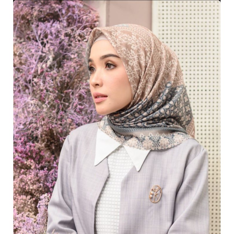 JULANG SCARF WK WEARING KLAMBY
