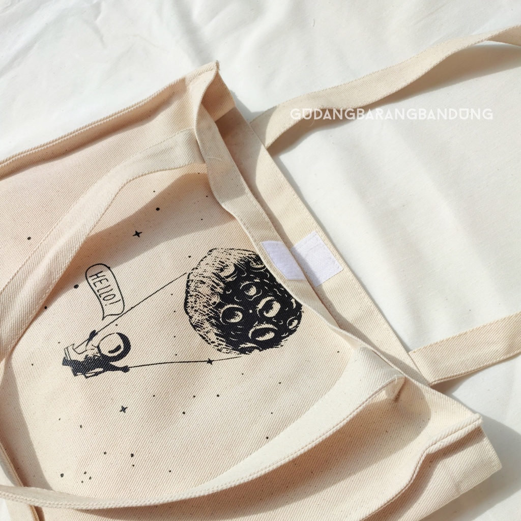 Tote Bag Kanvas dengan Desain Square Astronot: Gaya yang Luar Angkasa untuk Aktivitas Anda!