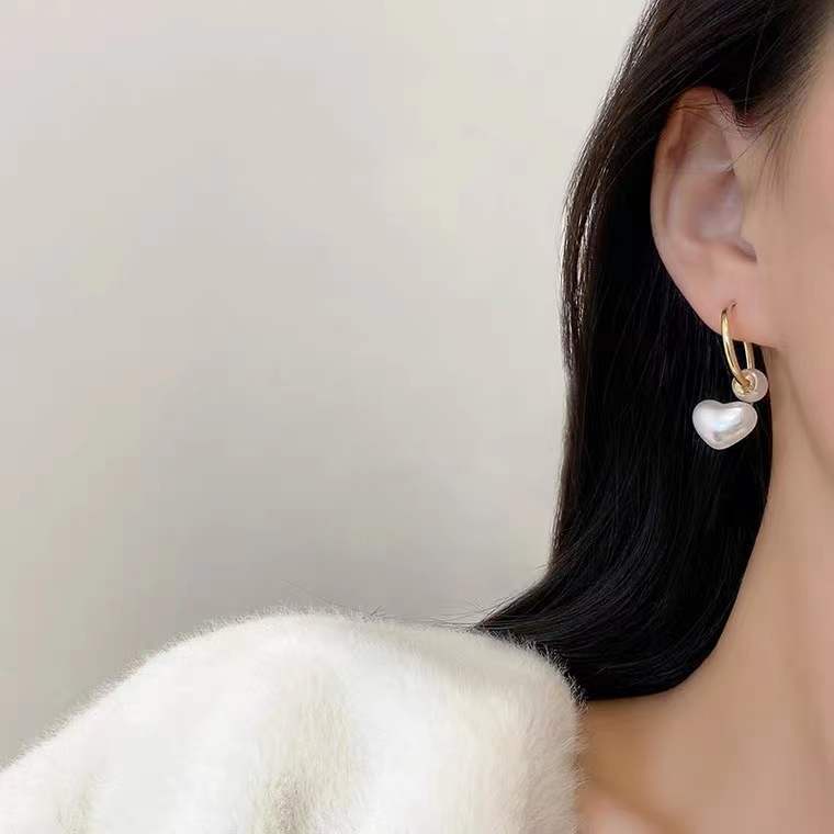 Anting Bentuk Hati Aksen Mutiara Gaya Simple