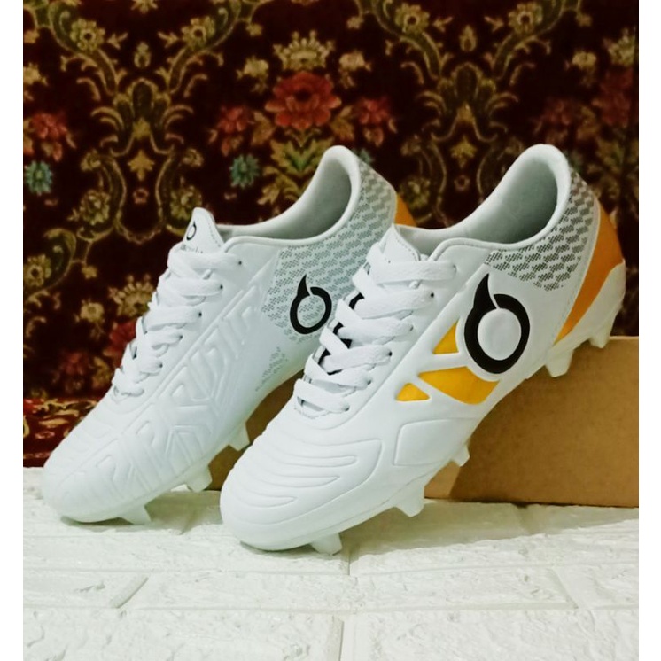 SEPATU BOLA ORTUS BBS JOGOSALA MURAH-BBS putih