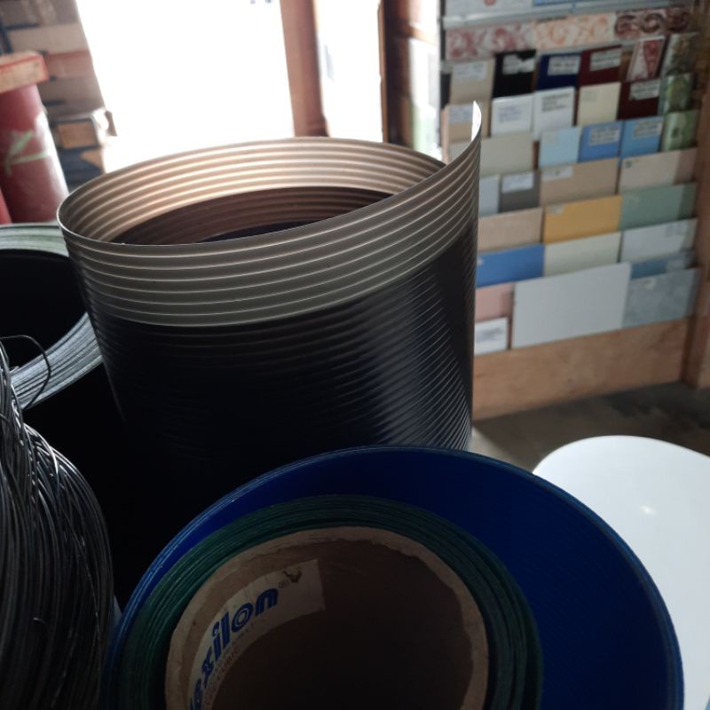 fiber plastik plat penutup pagar tebal 0,8mm lebar tinggi 1meter interx garis coklat brown