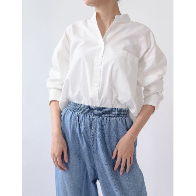 kemeja putih oversized wanita