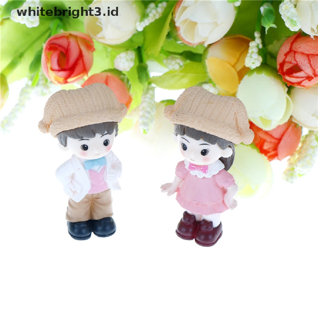 (whitebright3.id) Miniatur Pasangan Dengan Topi Bahan Resin Untuk Dekorasi Taman Mini