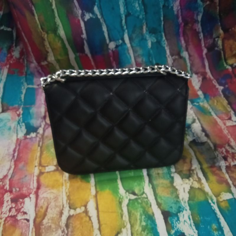 tas Chanel hitam