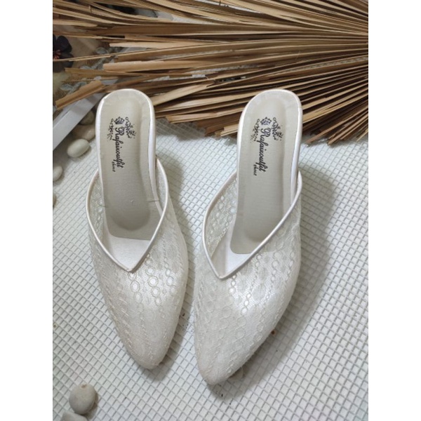 sepatu Johana warna putih tulang tinggi 7cm.lancip