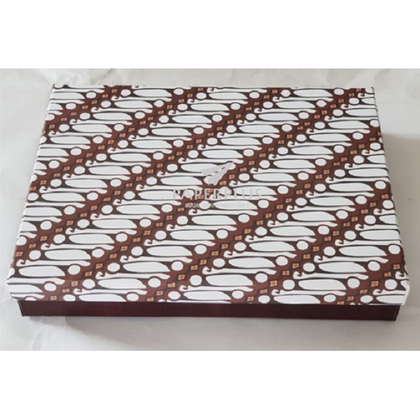 

Kotak Kado / Kotak Hadiah / Gift Box Pakaian B / Motif Batik Coklat Putih