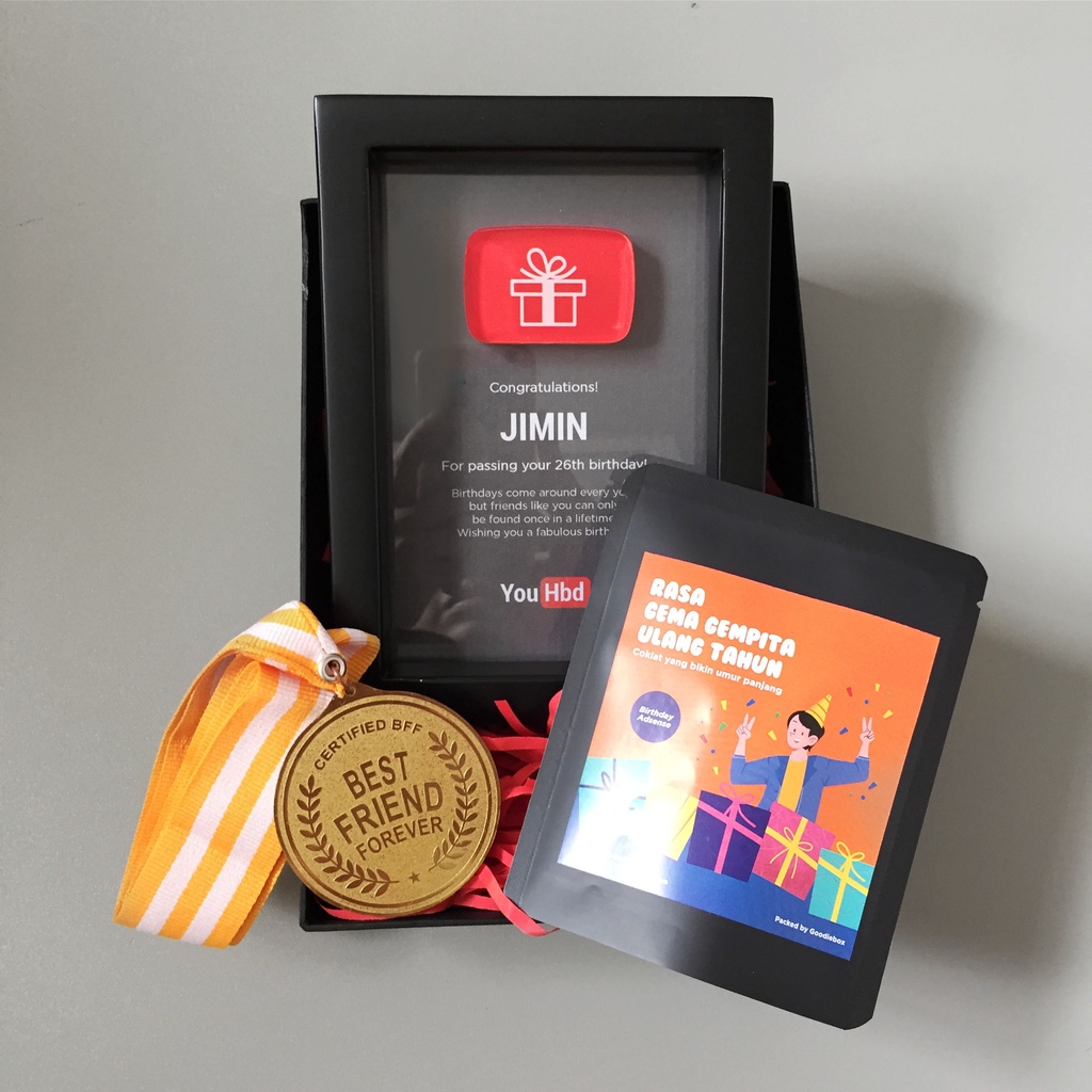 

Kado Ulang Tahun Happy Birthday Button Sertifikat dan Pilihan Medali dengan Frame Hitam Goodiebox