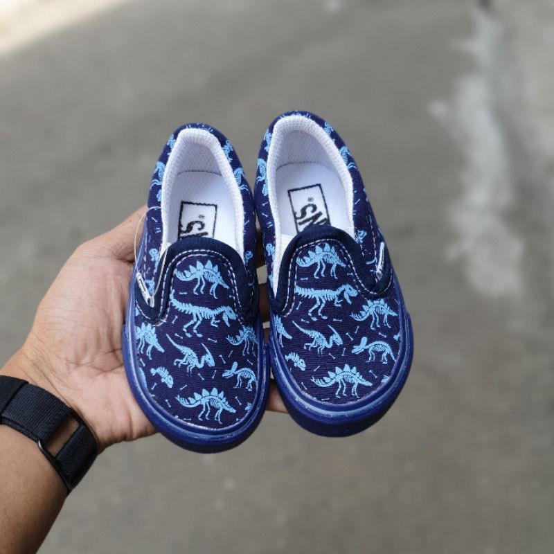 Sepatu anak slip on motif dhino/micky/off the wall