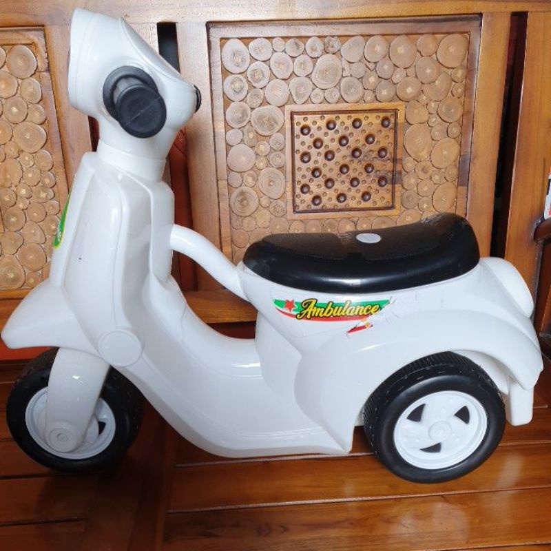 Mainan anak ride on Vespa mini musik / Fun bike sepeda scooter roda 3 (PRELOVED)