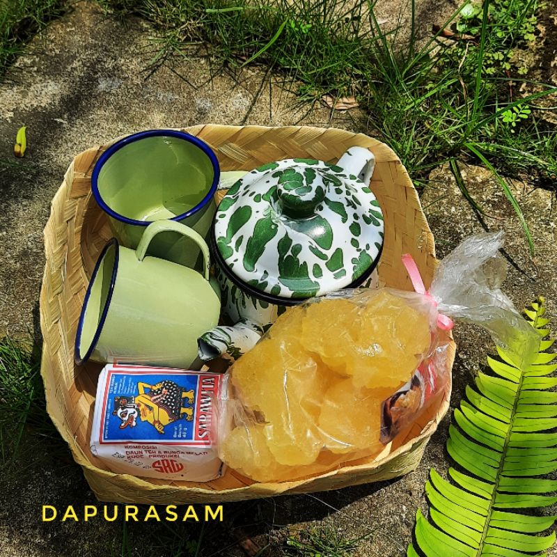 

Paket Hampers Besek 5 (teko blirik enamel gula batu) parcel lebaran pernikaha wisuda