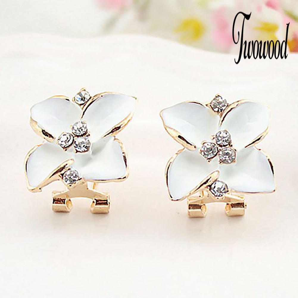 Anting Stud Enamel Bentuk Clover Aksen Berlian Imitasi Untuk Wanita