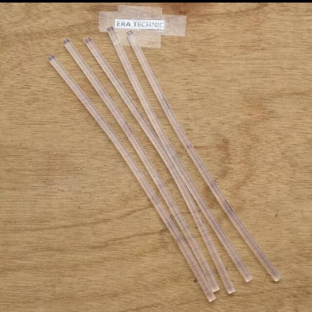 

Glue stik / glue stick / lem bakar / lem lilin. Ukuran kecil panjang 30 cm