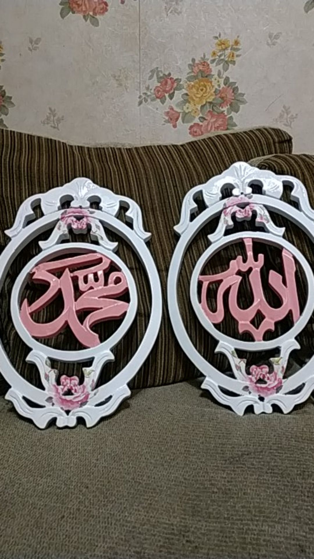 Kaligrafi Allah Muhammad Oval Shabby Kayu Jati Warna Putih - Pink