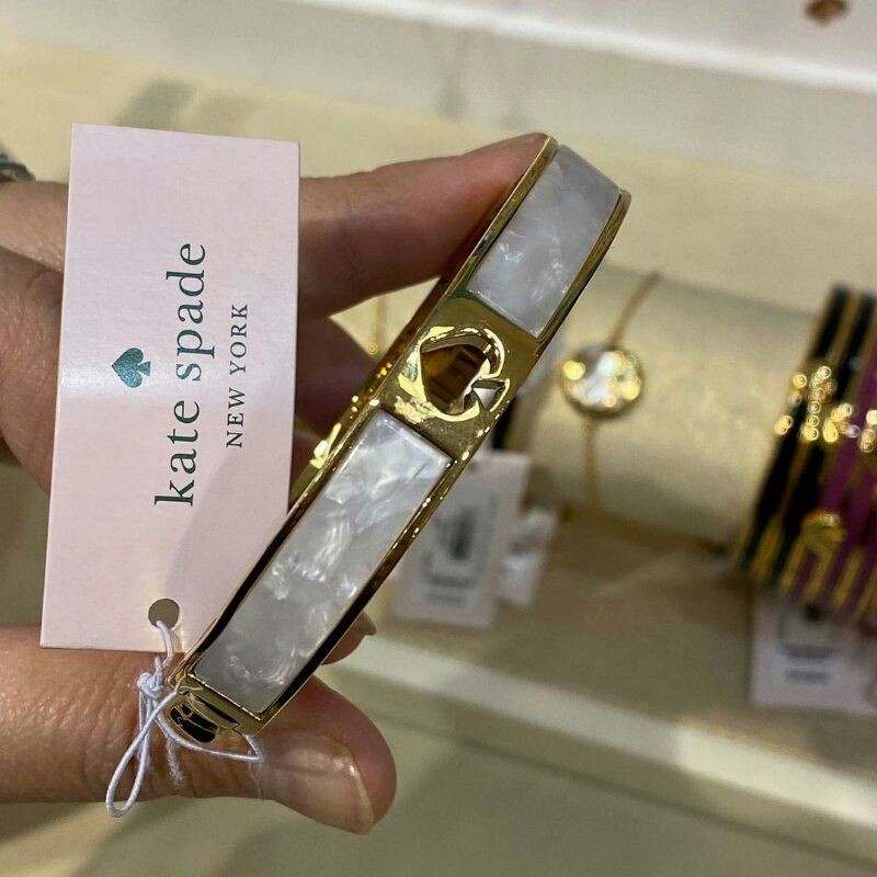 

HOLE PUNCH SPADE BANGLE