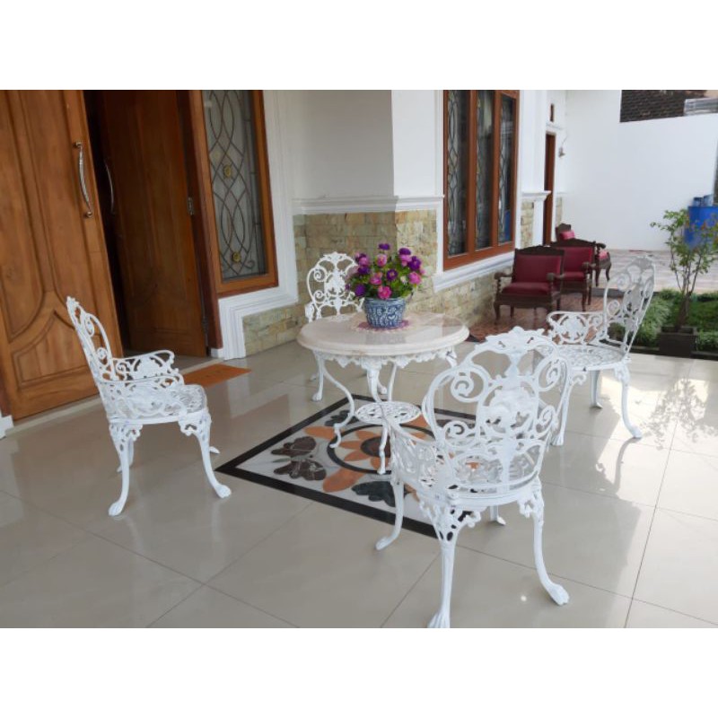 Meja Teras Marmer dan 4 Kursi Teras Besi Ukir Putih Cerah