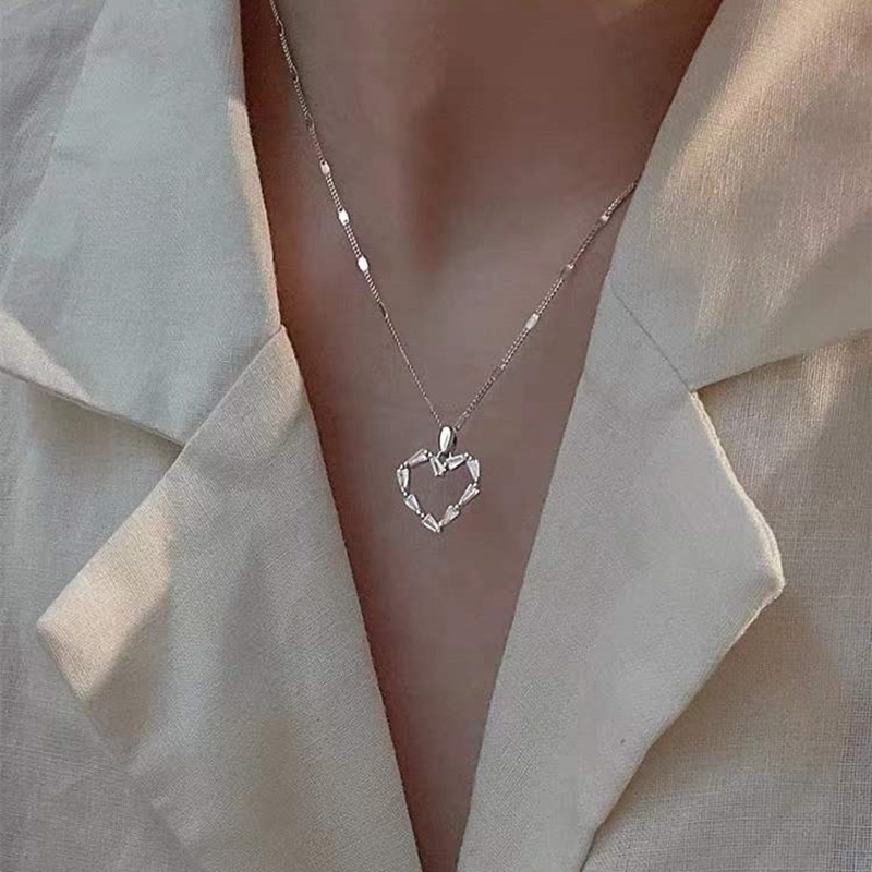 Kalung Rantai Bandul Hati Bahan Alloy Warna Silver Hias Berlian Imitasi Untuk Wanita