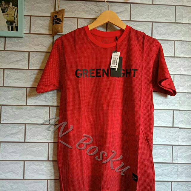 Kaos 3second Bahan Cotton Combed 30s Warna Merah Kombinasi totol GreenLight Original Berkualitas